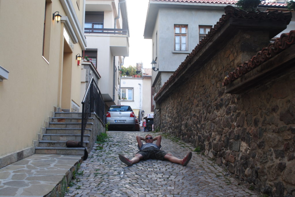 Wycieczka do Bułgarii, leżę na ulicy